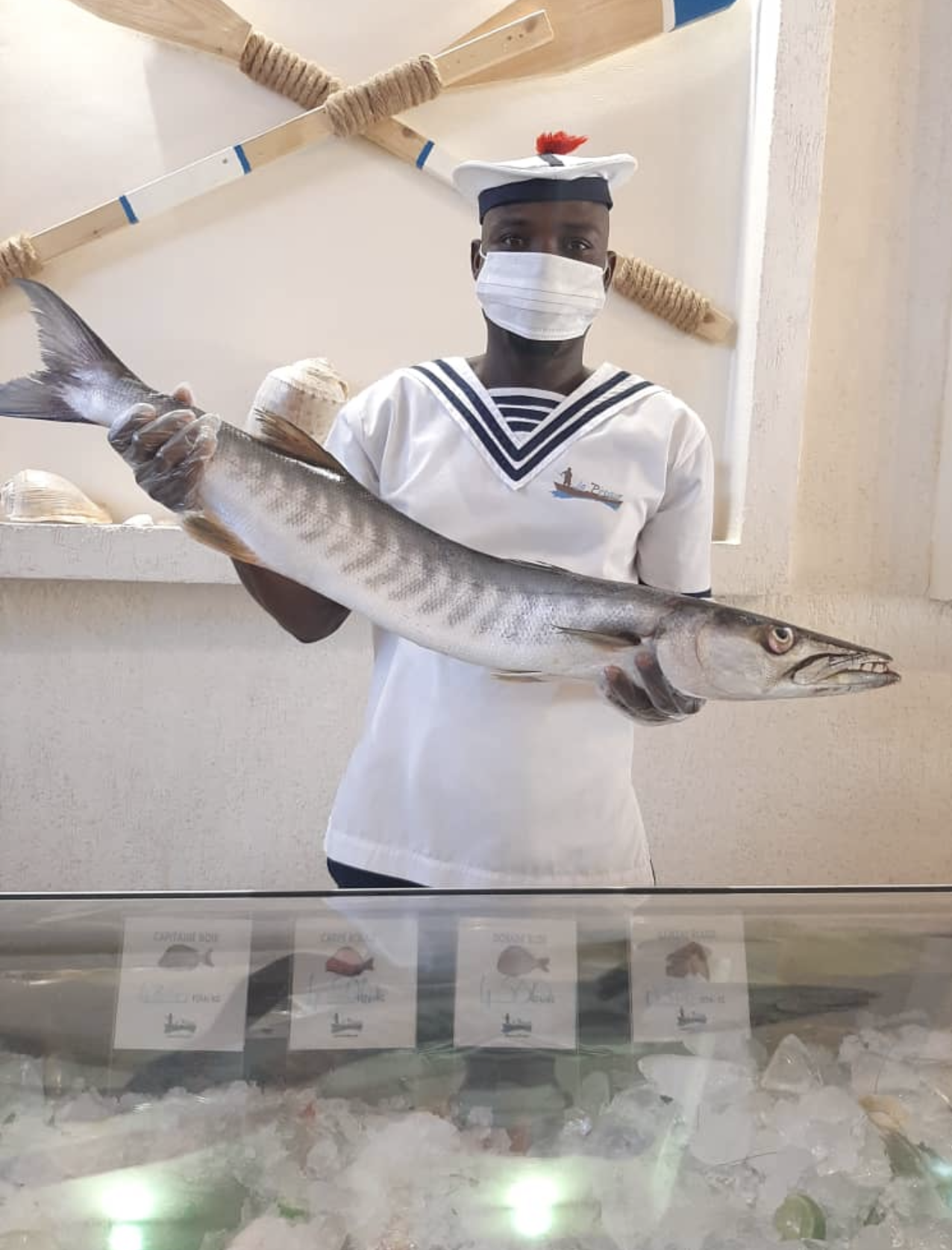 Comment bien choisir son poisson frais ? Dima, promotrice du restaurant La Pirogue nous partage son secret.